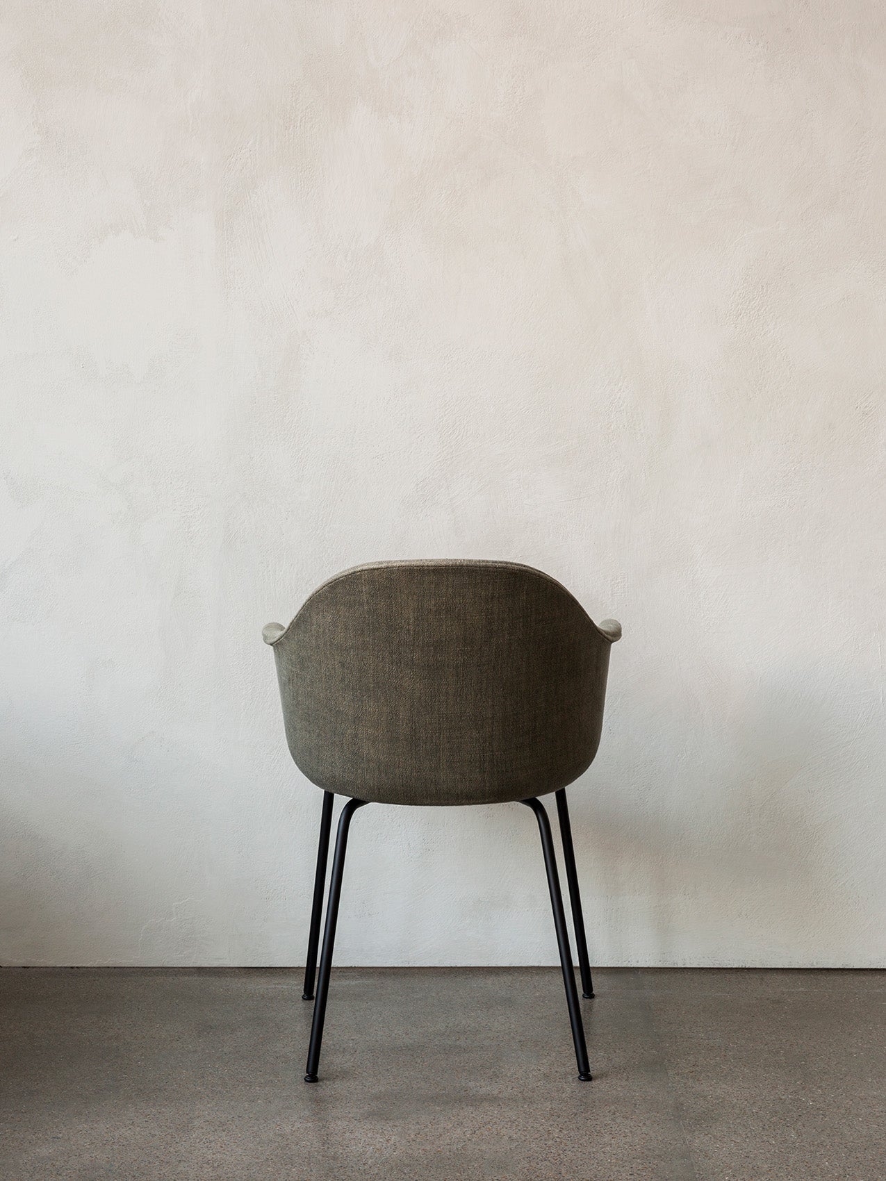 Chaise de salle à manger contemporaine rembourrée, piètement en acier noir avec dossier haut ergonomique pour salle à manger et bureau.
