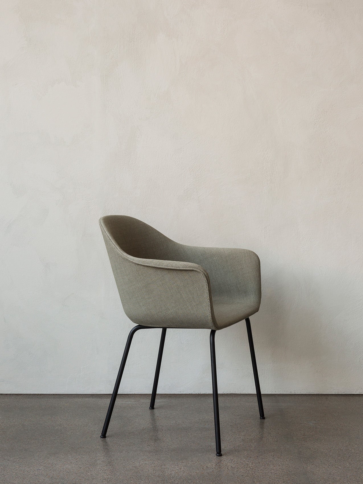 Chaise de salle à manger contemporaine rembourrée, piètement en acier noir avec dossier haut ergonomique pour salle à manger et bureau.