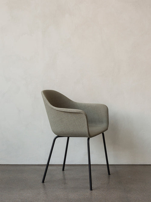 Chaise de salle à manger contemporaine rembourrée, piètement en acier noir avec dossier haut ergonomique pour salle à manger et bureau.