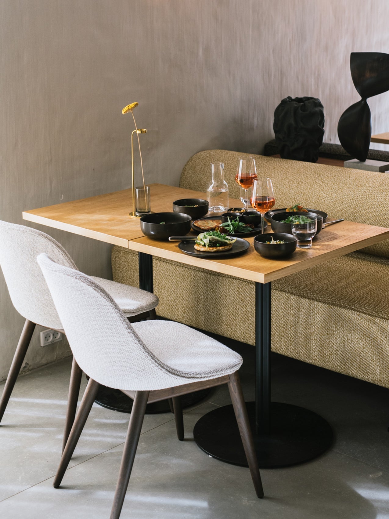 Chaise de salle à manger contemporaine rembourrée, piètement en bois avec coque compacte, pour salle à manger et bureau