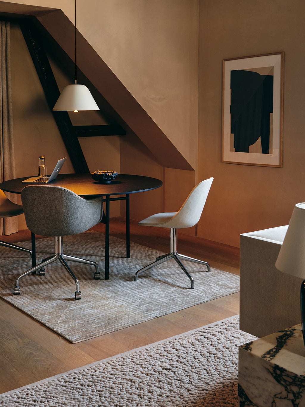 Chaise de salle à manger latérale contemporaine rembourrée avec base pivotante en aluminium poli pour salle à manger et bureau