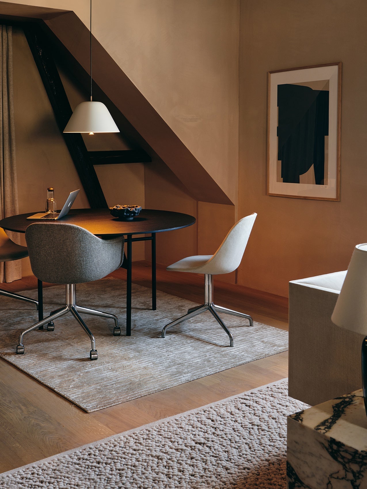 Chaise de salle à manger latérale contemporaine rembourrée avec base pivotante en aluminium poli pour salle à manger et bureau