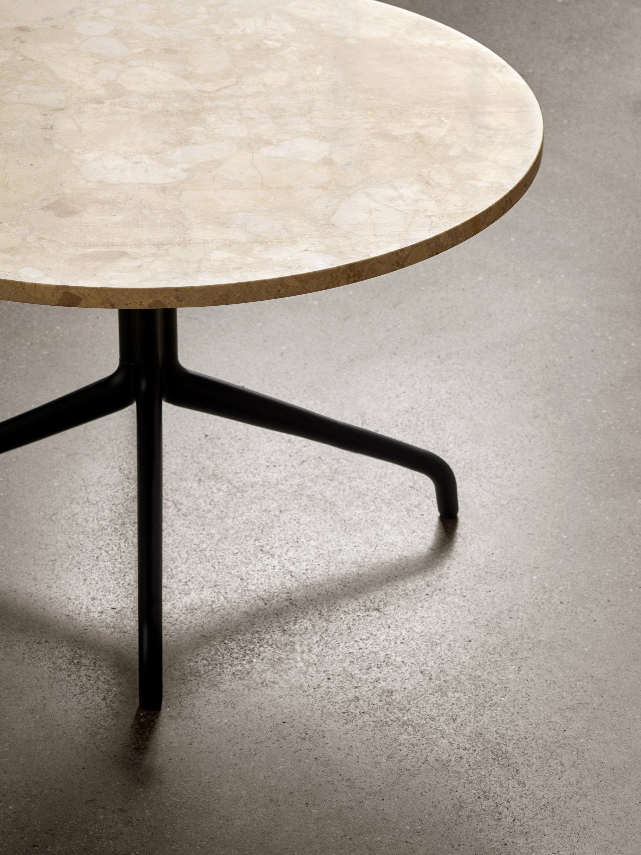 Table de salon contemporaine en linoleum et pierre avec colonne à piètement sculptural fin pour salon