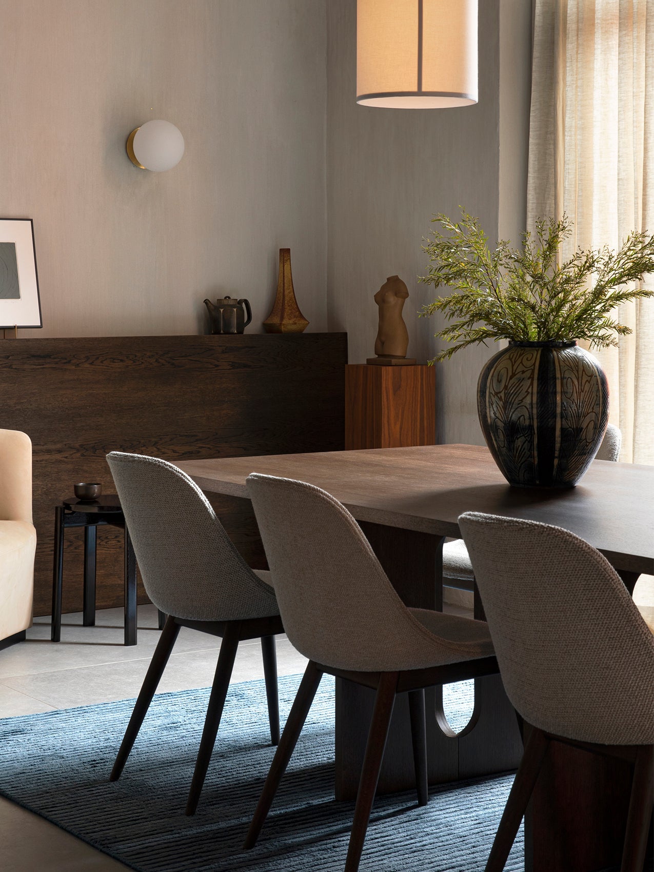 Chaise de salle à manger contemporaine rembourrée, piètement en bois avec coque compacte, pour salle à manger et bureau