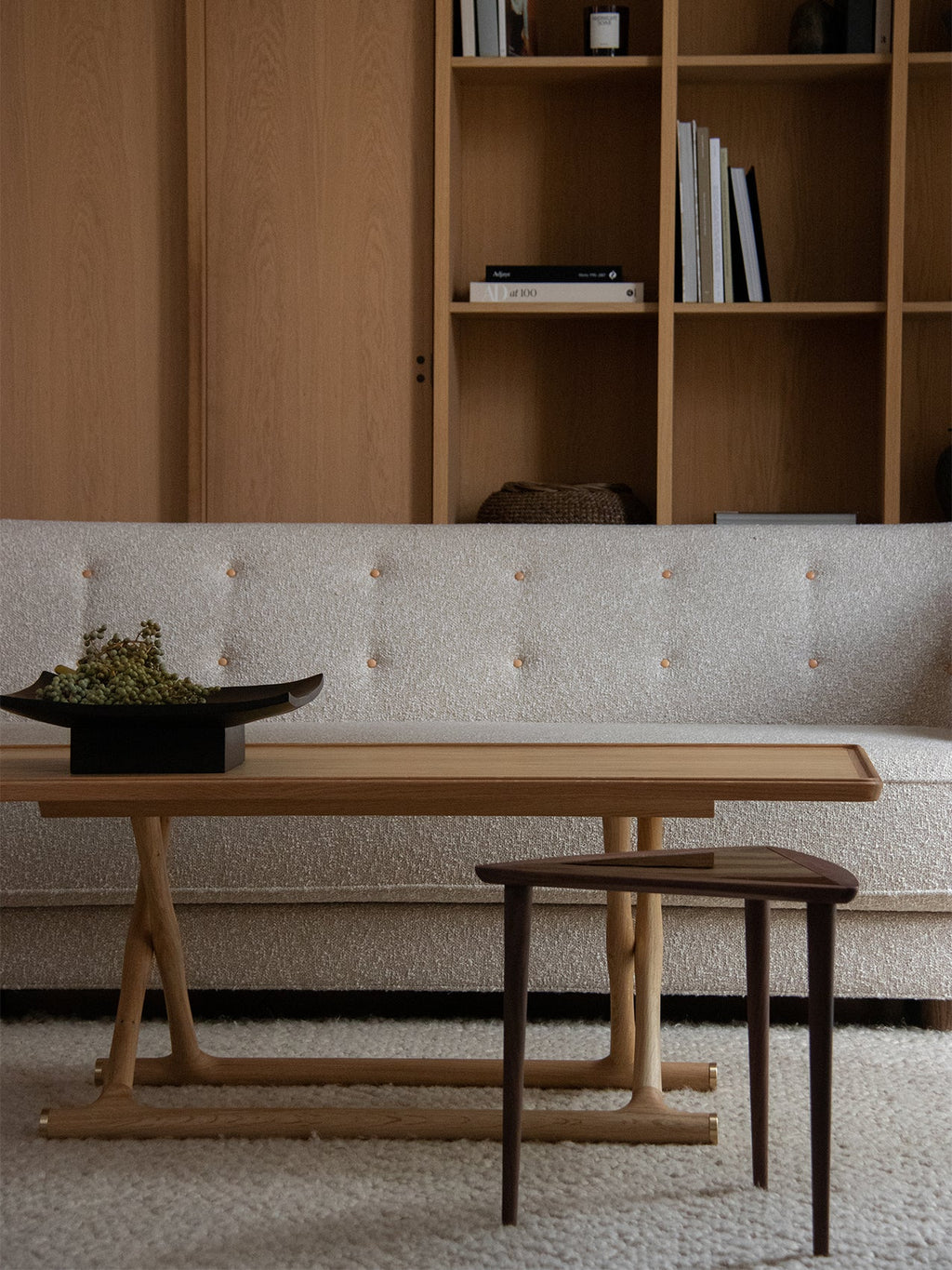Noyer Mid-Century Modern avec design empilable peu encombrant pour salon et chambre