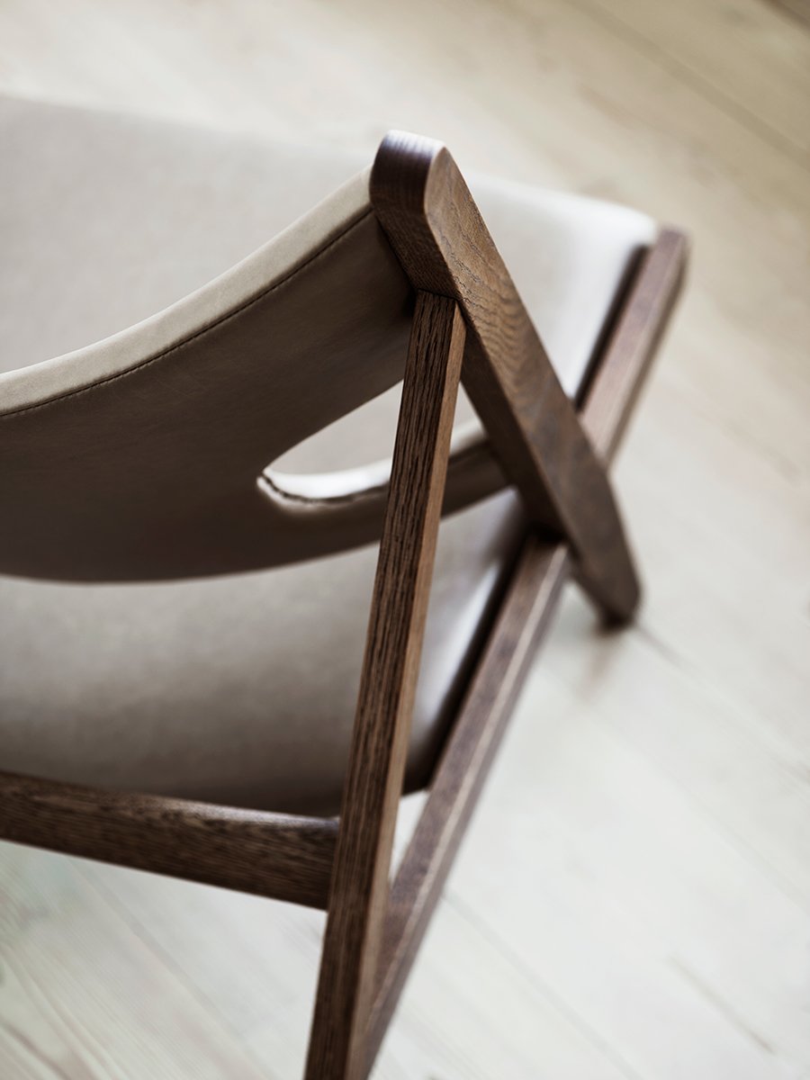 Fauteuil de salon en cuir et chêne avec accoudoirs incurvés