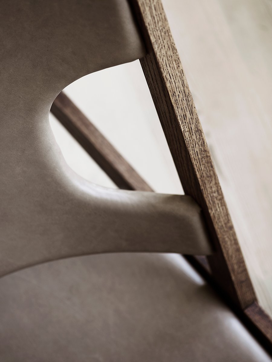 Fauteuil de salon en cuir et chêne avec accoudoirs incurvés