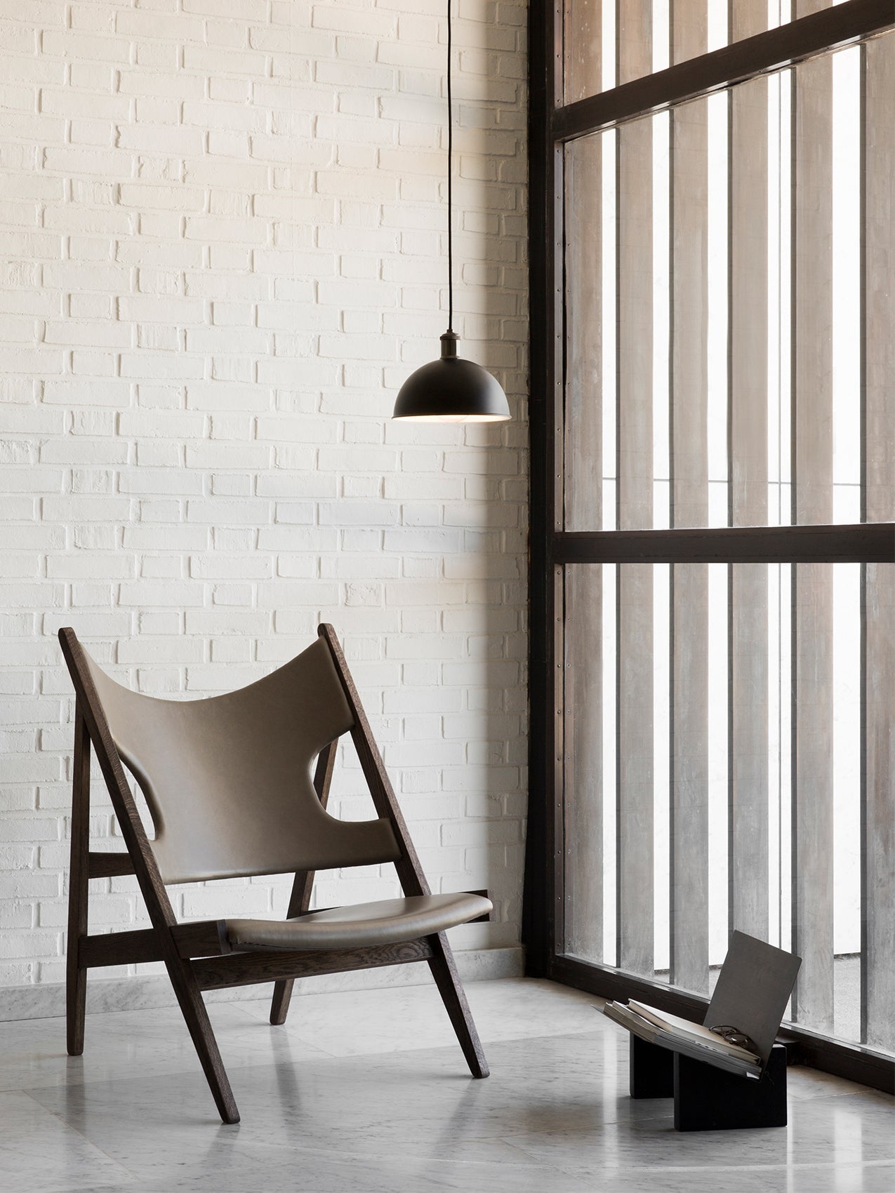 Fauteuil de salon en cuir et chêne avec accoudoirs incurvés