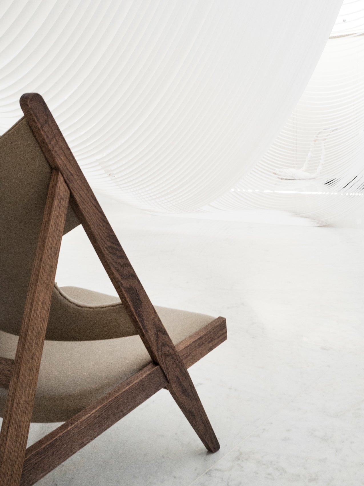 Fauteuil de salon en cuir et chêne avec accoudoirs incurvés