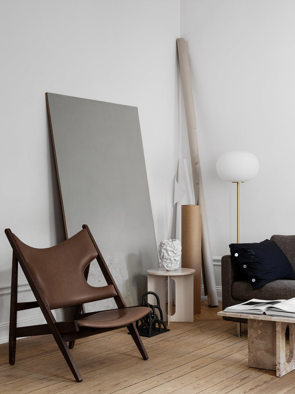 Fauteuil de salon en cuir et chêne avec accoudoirs incurvés