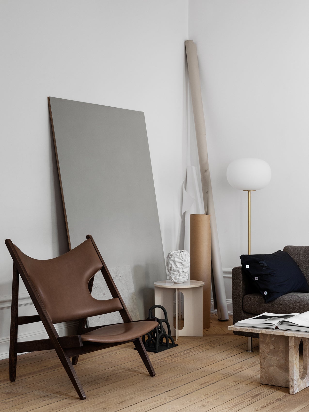 Fauteuil de salon en cuir et chêne avec accoudoirs incurvés