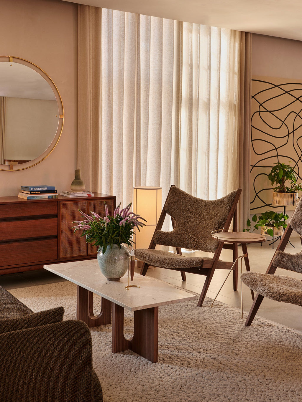 Fauteuil de salon en cuir et chêne avec accoudoirs incurvés