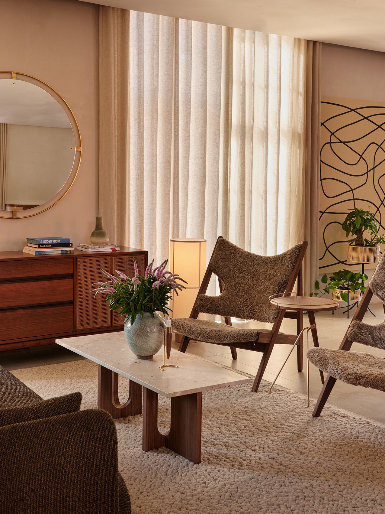 Fauteuil de salon en cuir et chêne avec accoudoirs incurvés