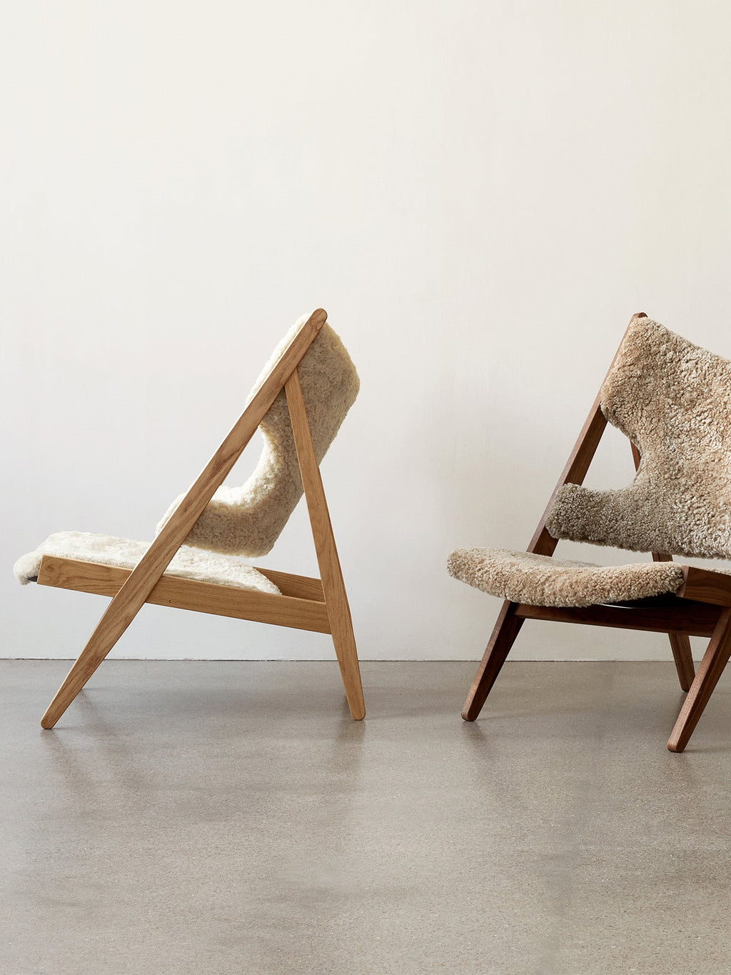 Fauteuil de salon et de chambre en peau de mouton et chêne avec découpe au niveau des accoudoirs