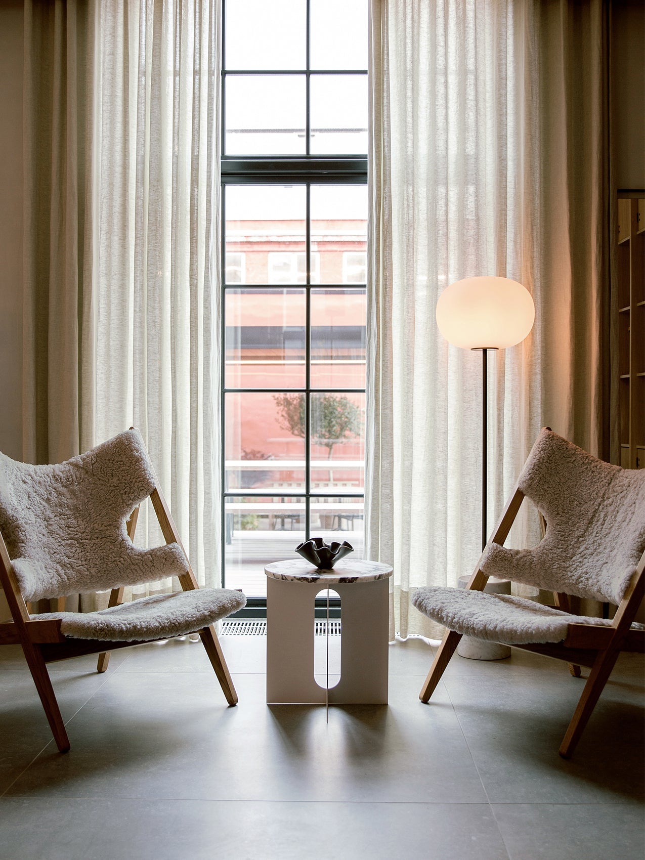 Fauteuil de salon et de chambre en peau de mouton et chêne avec découpe au niveau des accoudoirs