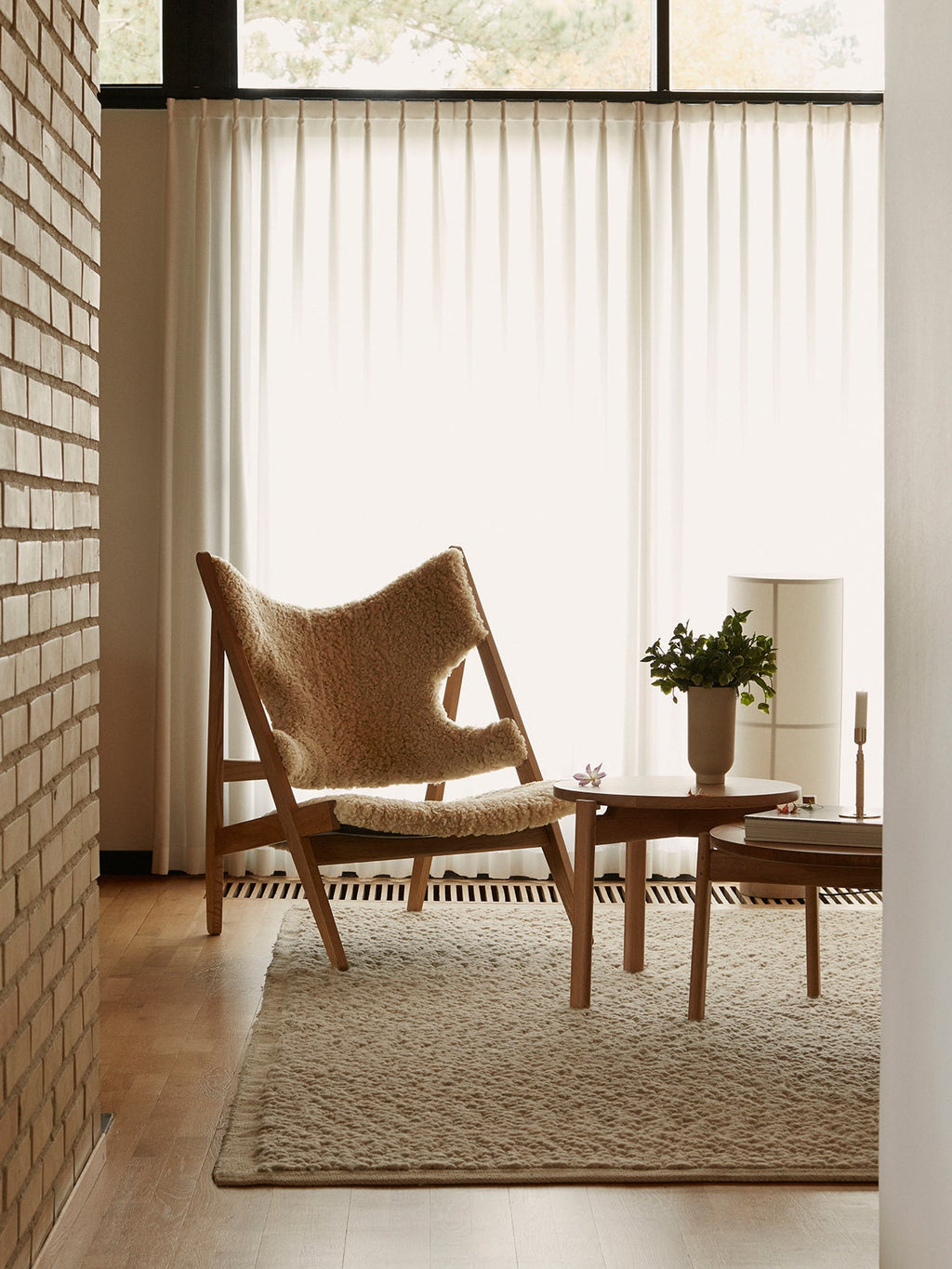 Fauteuil de salon en cuir et chêne avec accoudoirs incurvés