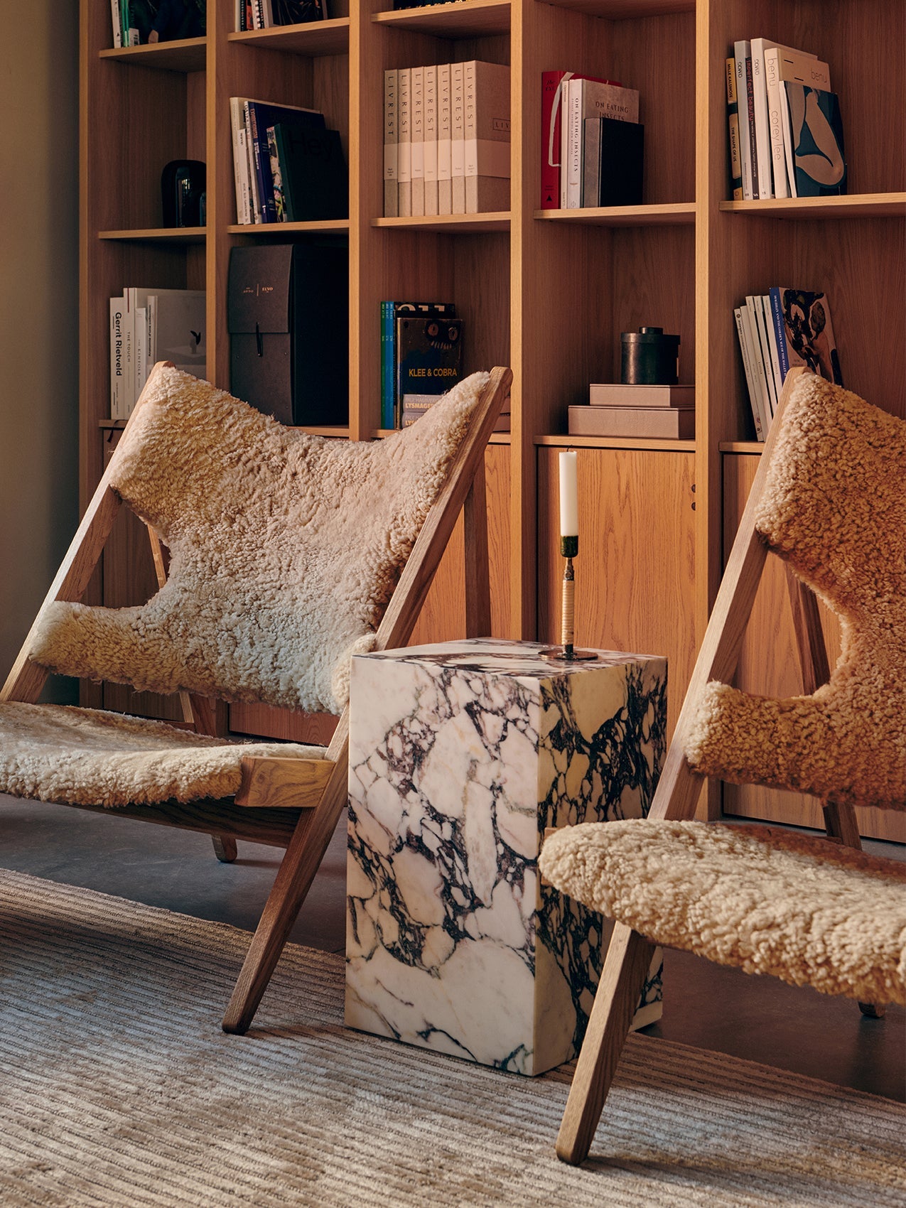 Fauteuil de salon et de chambre en peau de mouton et chêne avec découpe au niveau des accoudoirs