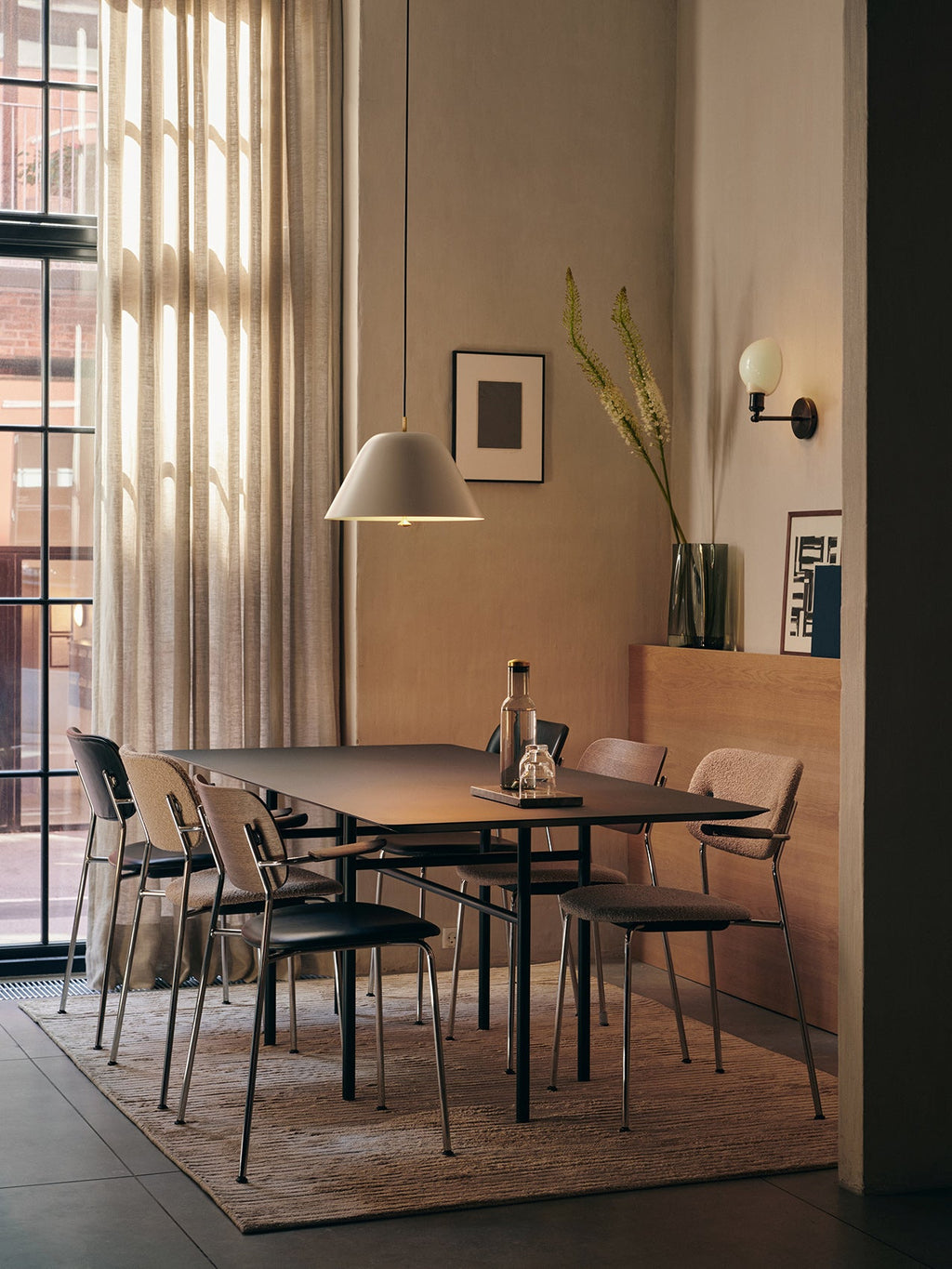 Chaise de salle à manger contemporaine avec assise rembourrée, piètement chromé et large dossier en placage pour salle à manger et bureau