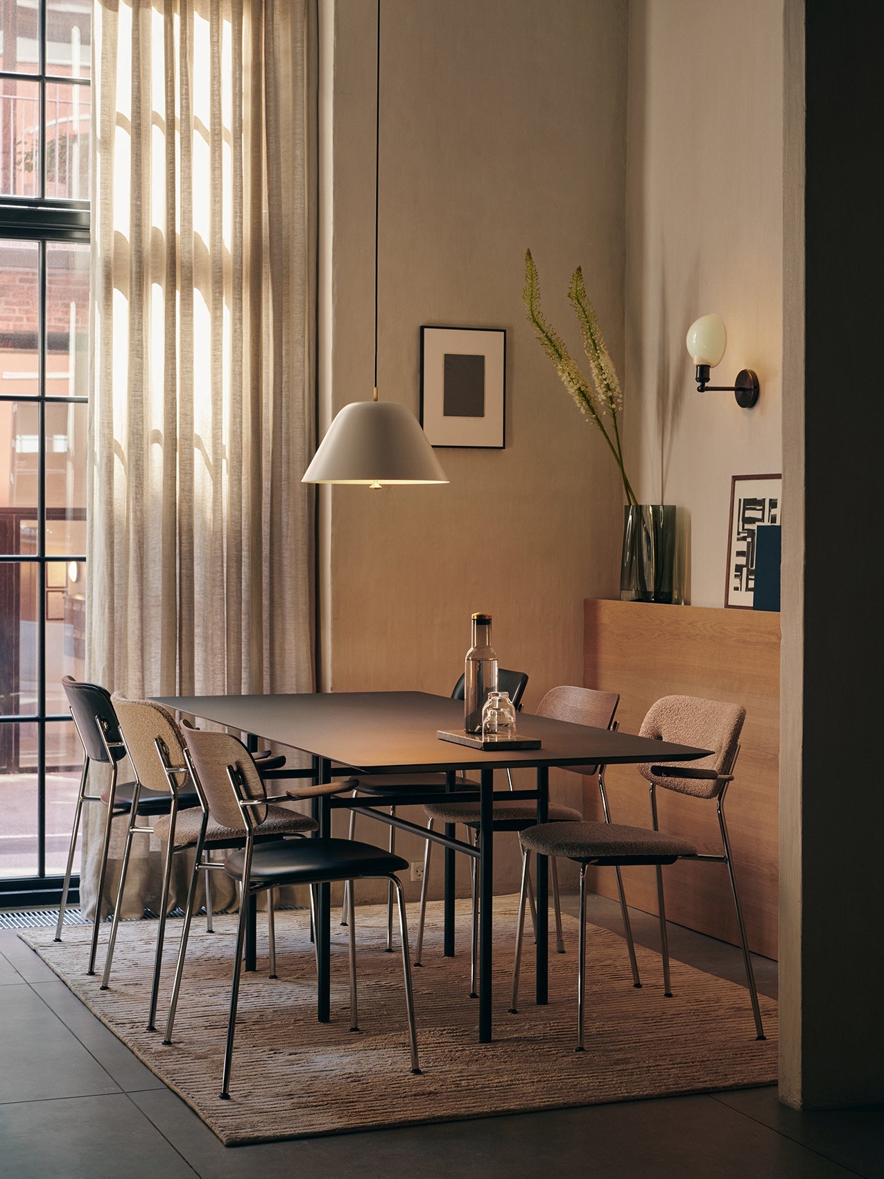 Chaise de salle à manger contemporaine avec assise rembourrée, piètement chromé et large dossier en placage pour salle à manger et bureau