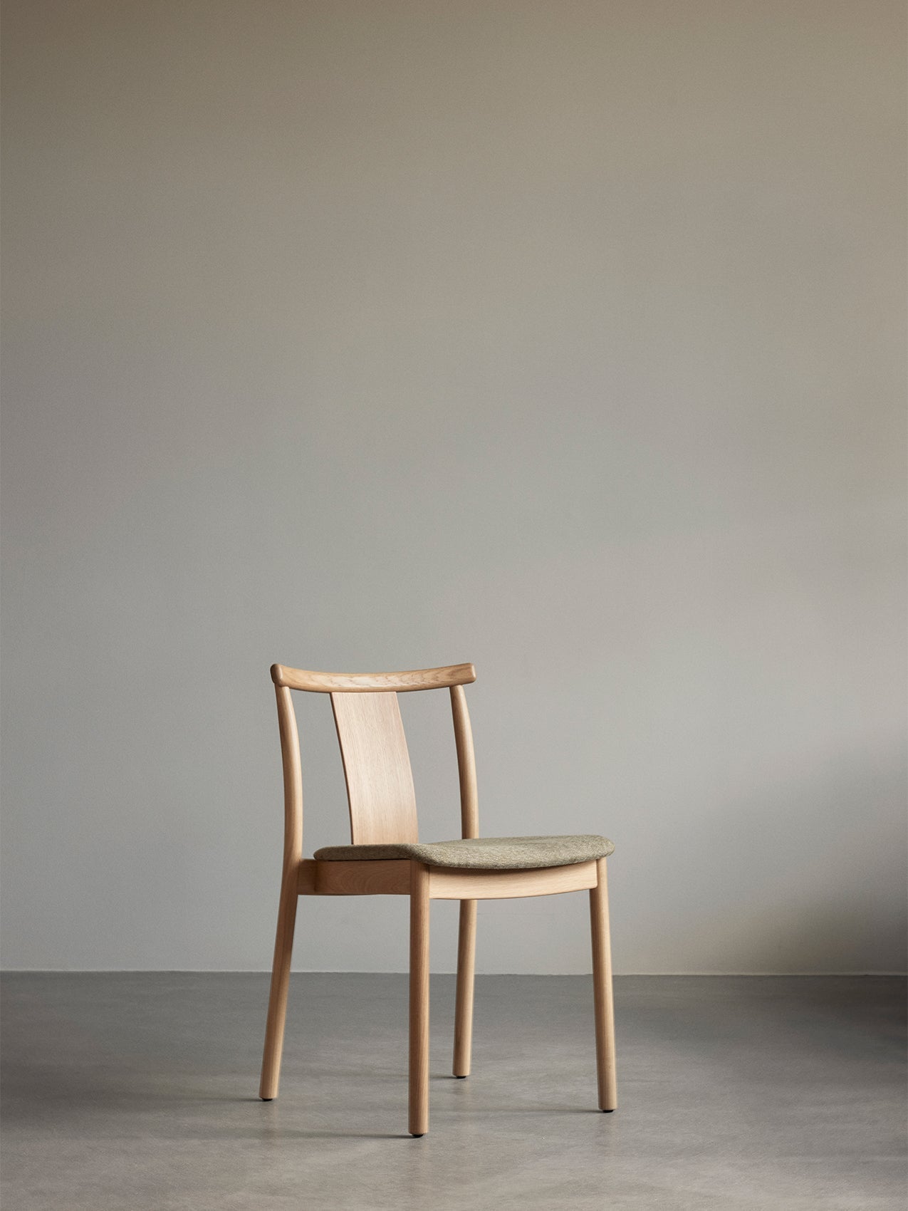 Chaise de salle à manger scandinave en bois massif, fabriquée selon les techniques tradition traditionnelles de menuiserie, pour la salle à manger.