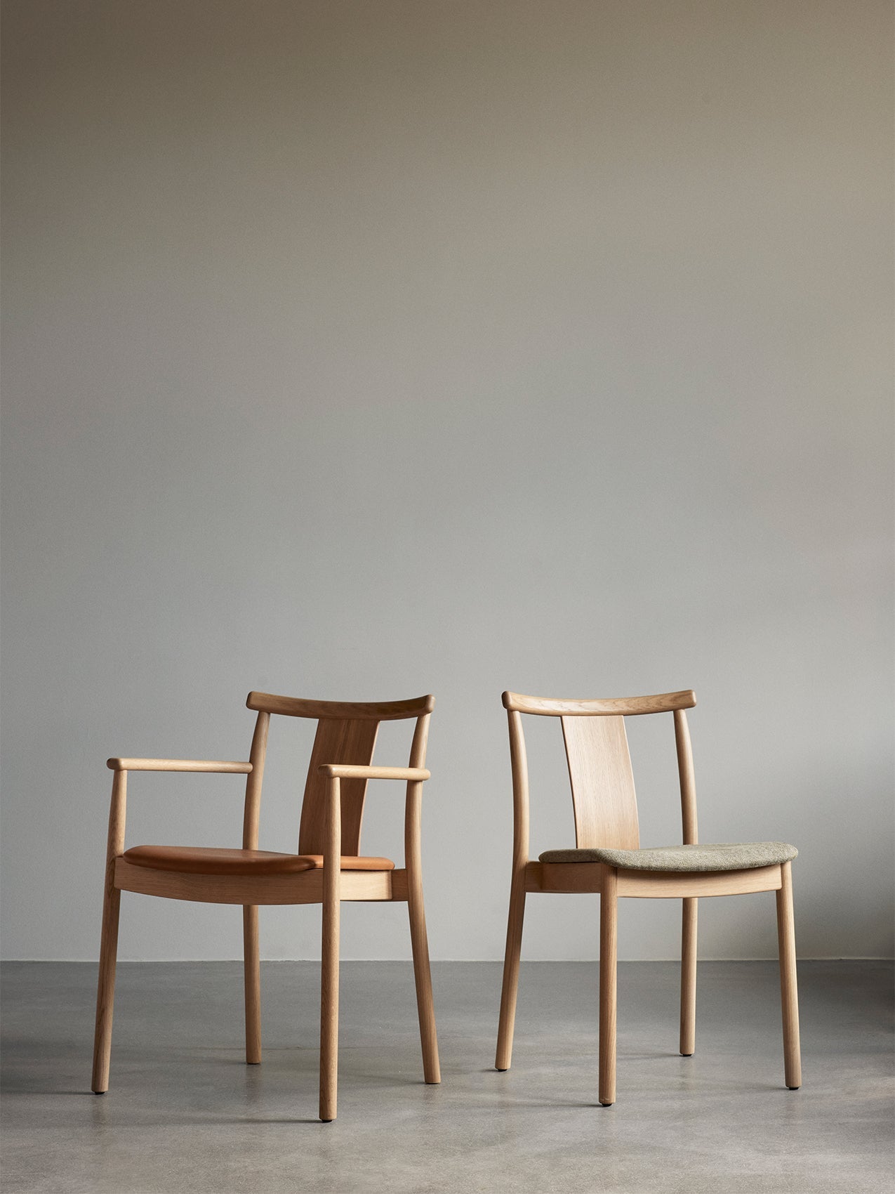 Chaise de salle à manger scandinave en bois massif, fabriquée selon les techniques tradition traditionnelles de menuiserie, pour la salle à manger.