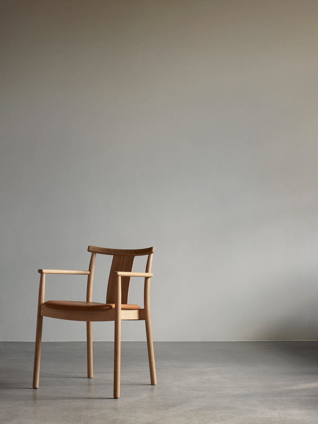 Chaise de salle à manger scandinave en bois massif avec accoudoirs et options de revêtement