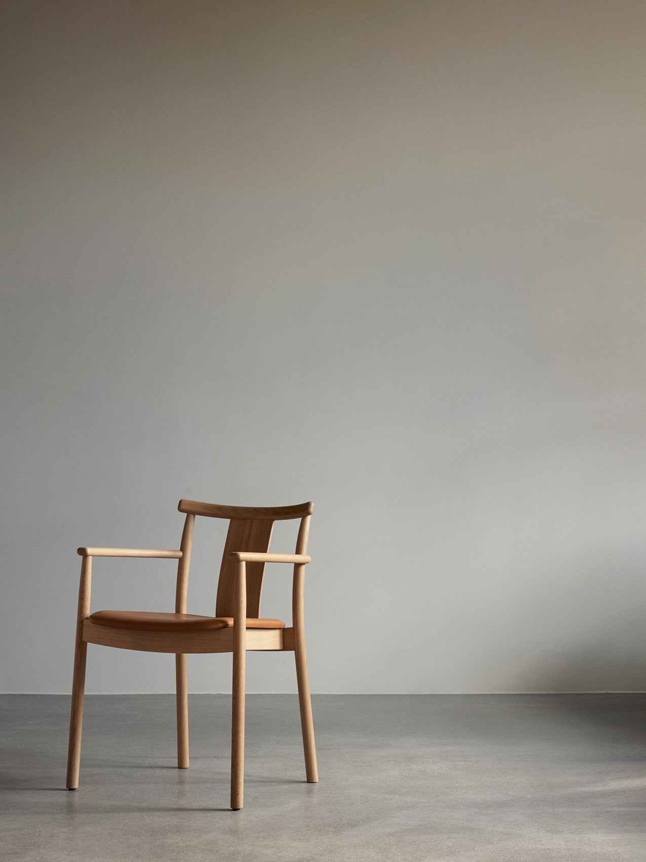 Chaise de salle à manger scandinave en bois massif avec accoudoirs et options de revêtement