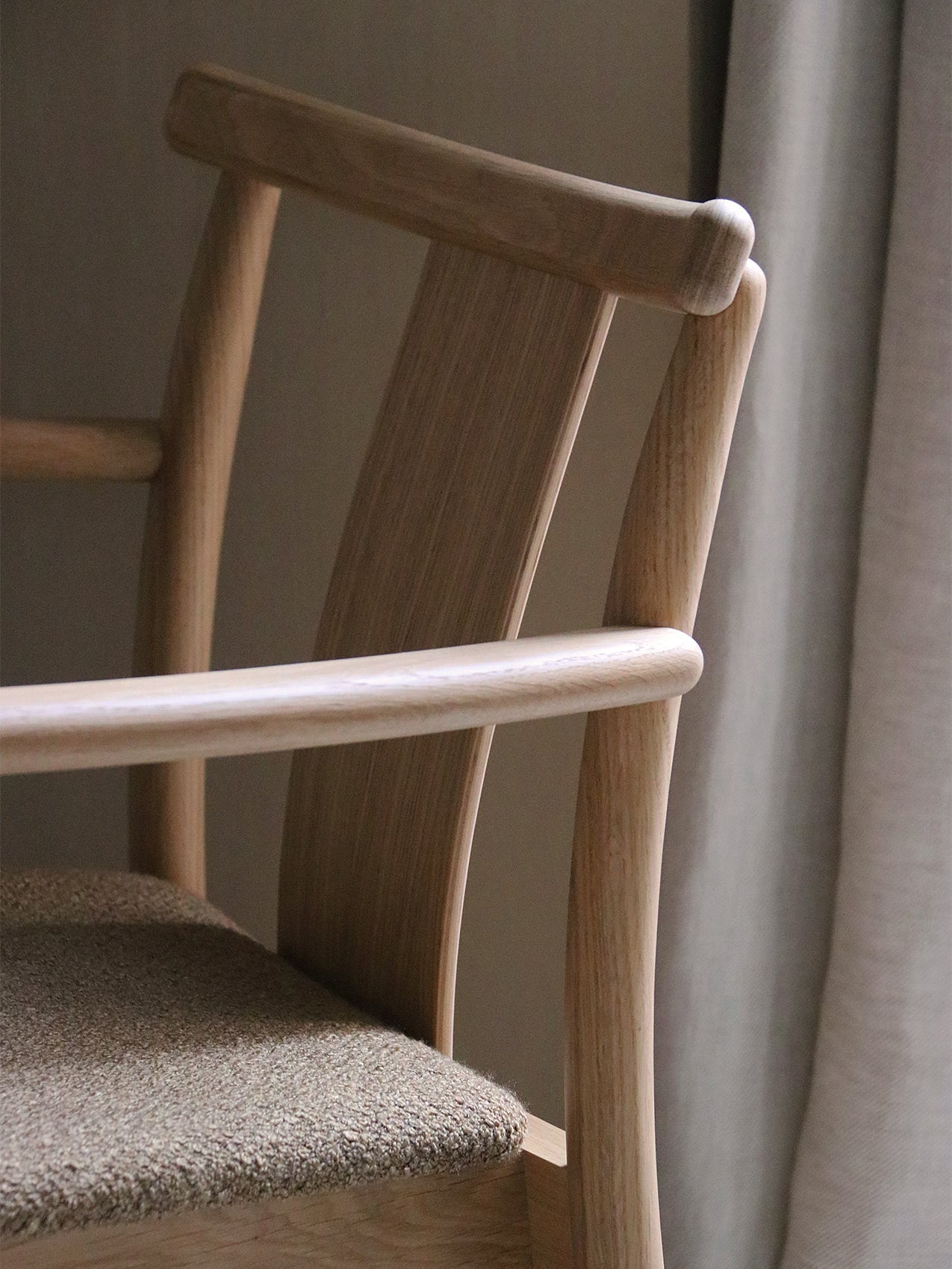Chaise de salle à manger scandinave en bois massif avec accoudoirs et options de revêtement