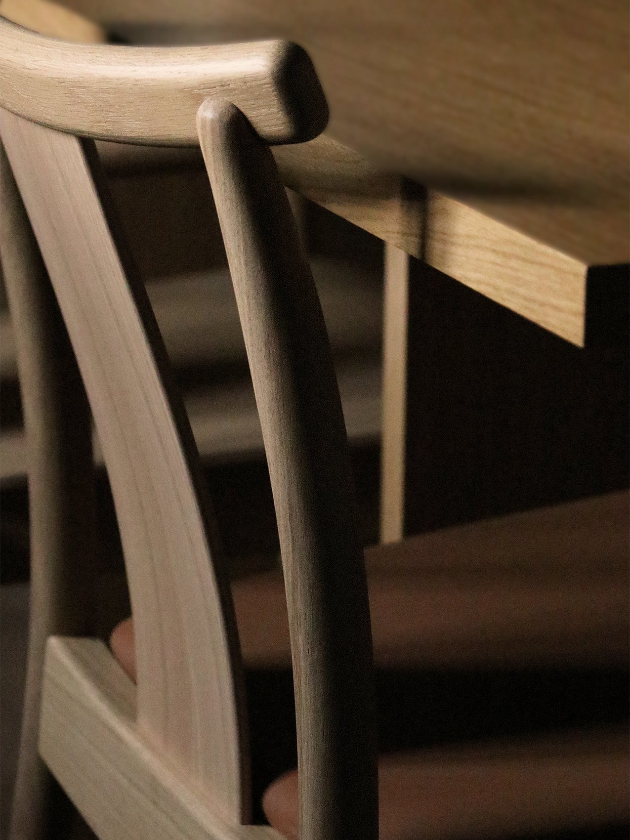 Chaise de salle à manger scandinave en bois massif, fabriquée selon les techniques tradition traditionnelles de menuiserie, pour la salle à manger.