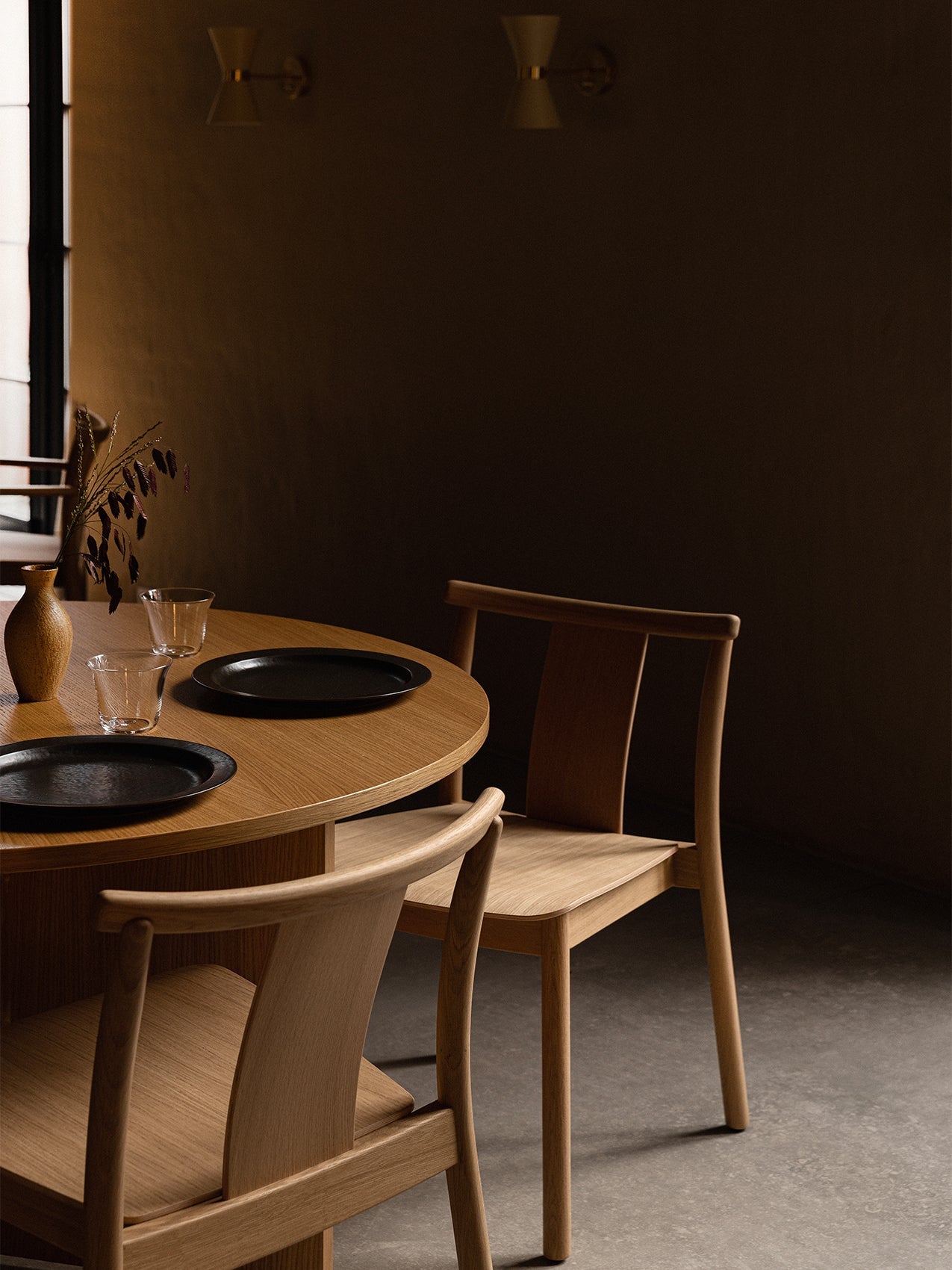 Chaise de salle à manger scandinave en bois massif, fabriquée selon les techniques tradition traditionnelles de menuiserie, pour la salle à manger.