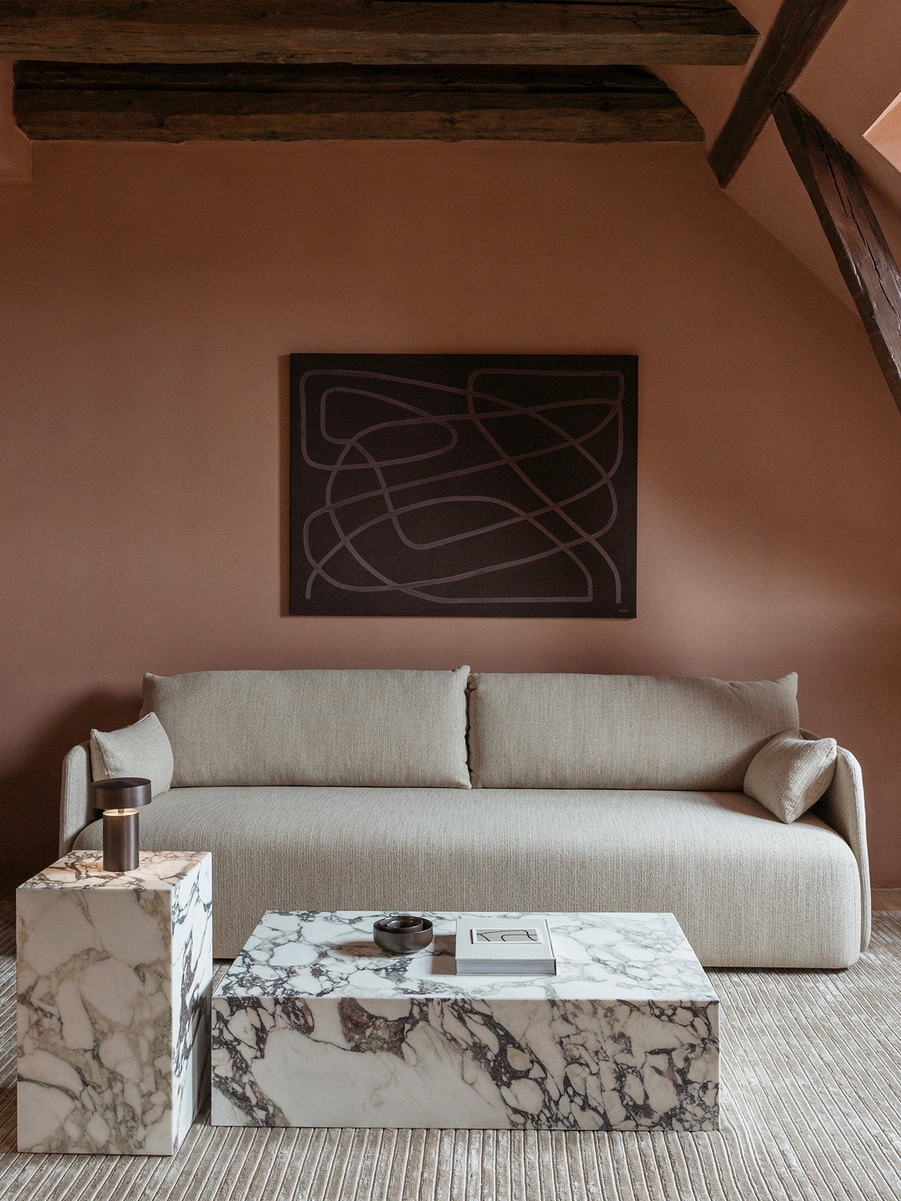 Table basse salon et couloir en marbre et pierre, design minimaliste avec piètement discret