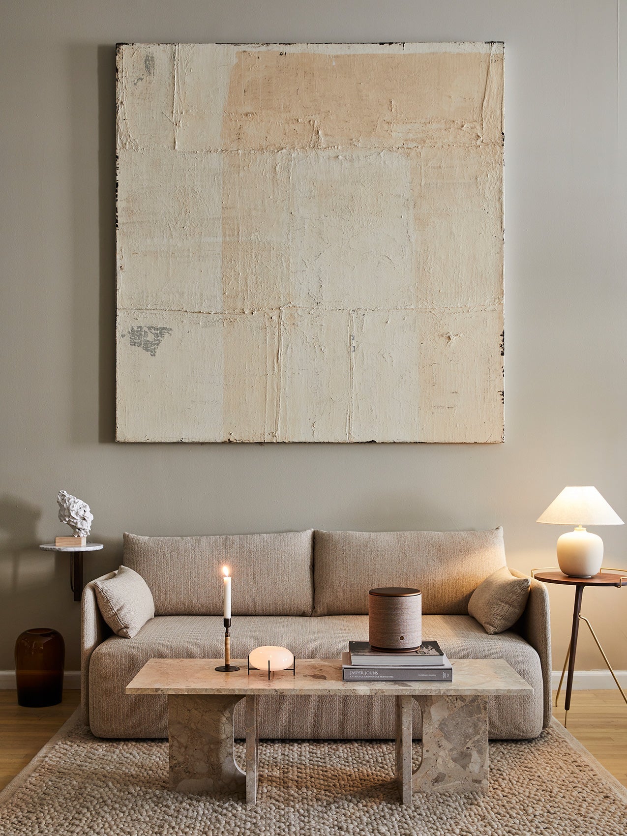 Étagère murale moderniste en marbre et chêne foncé, taille moyenne, avec support architectural pour chambre à coucher
