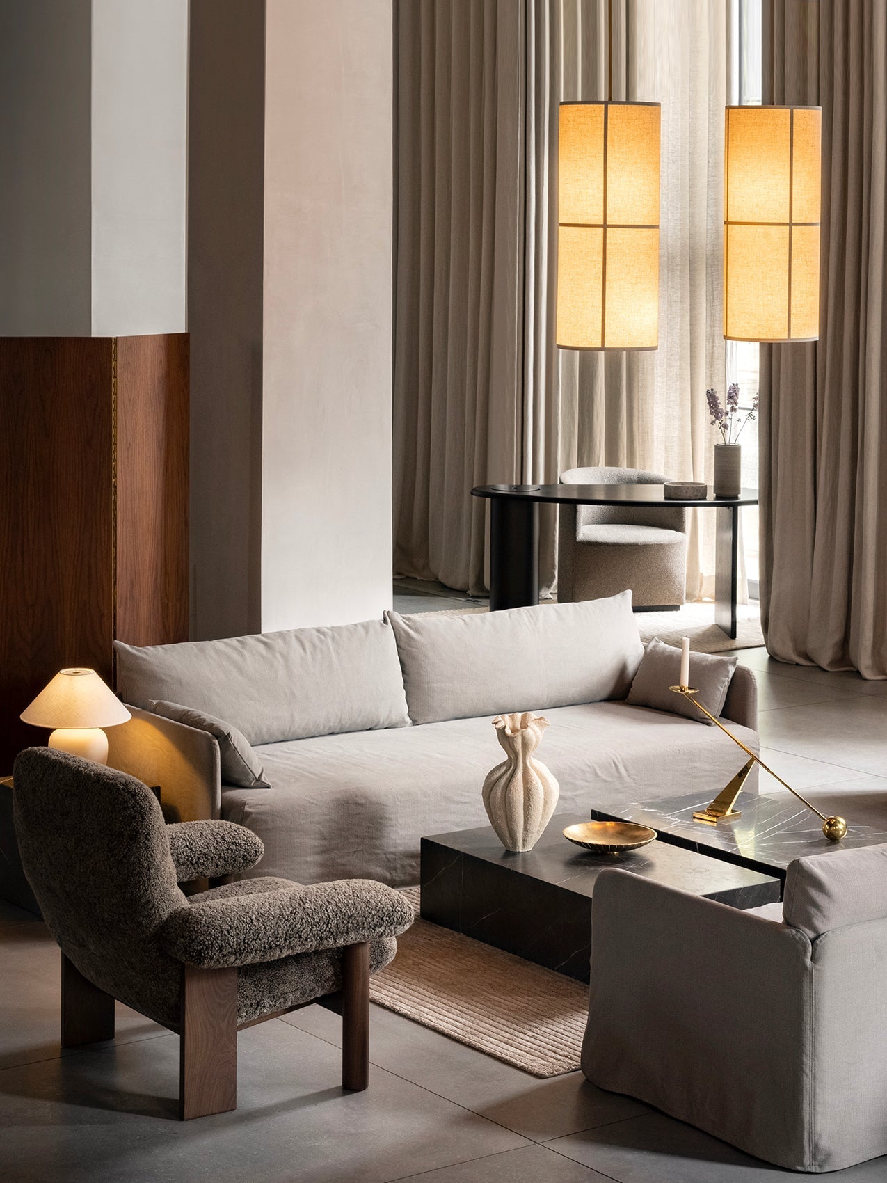 Fauteuil scandinave mi-siècle à dossier haut en peau de mouton avec accoudoirs exagérés pour salon et chambre