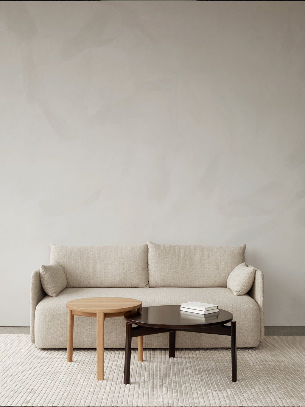 Table basse ronde scandinave en chêne massif et noyer avec assemblage à plat pour salon