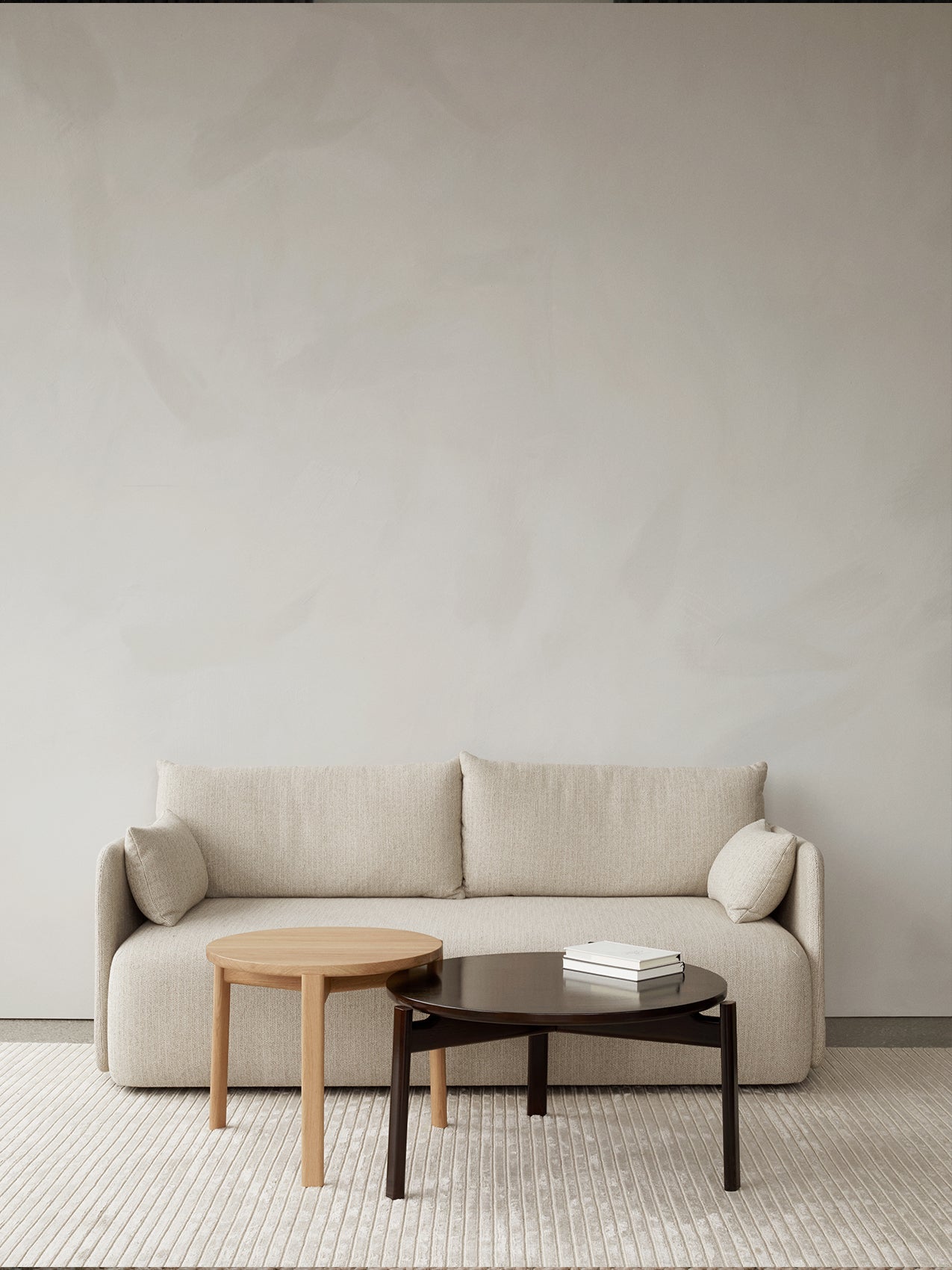 Table basse ronde scandinave en chêne massif et noyer avec assemblage à plat pour salon
