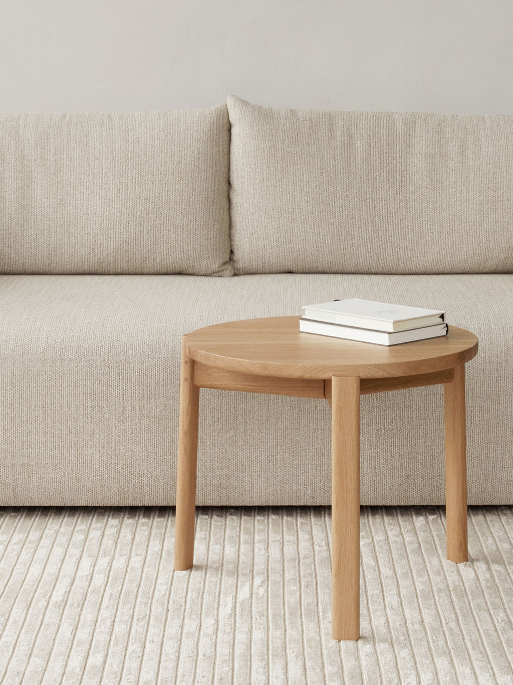 Table basse ronde scandinave en chêne massif et noyer avec assemblage à plat pour salon