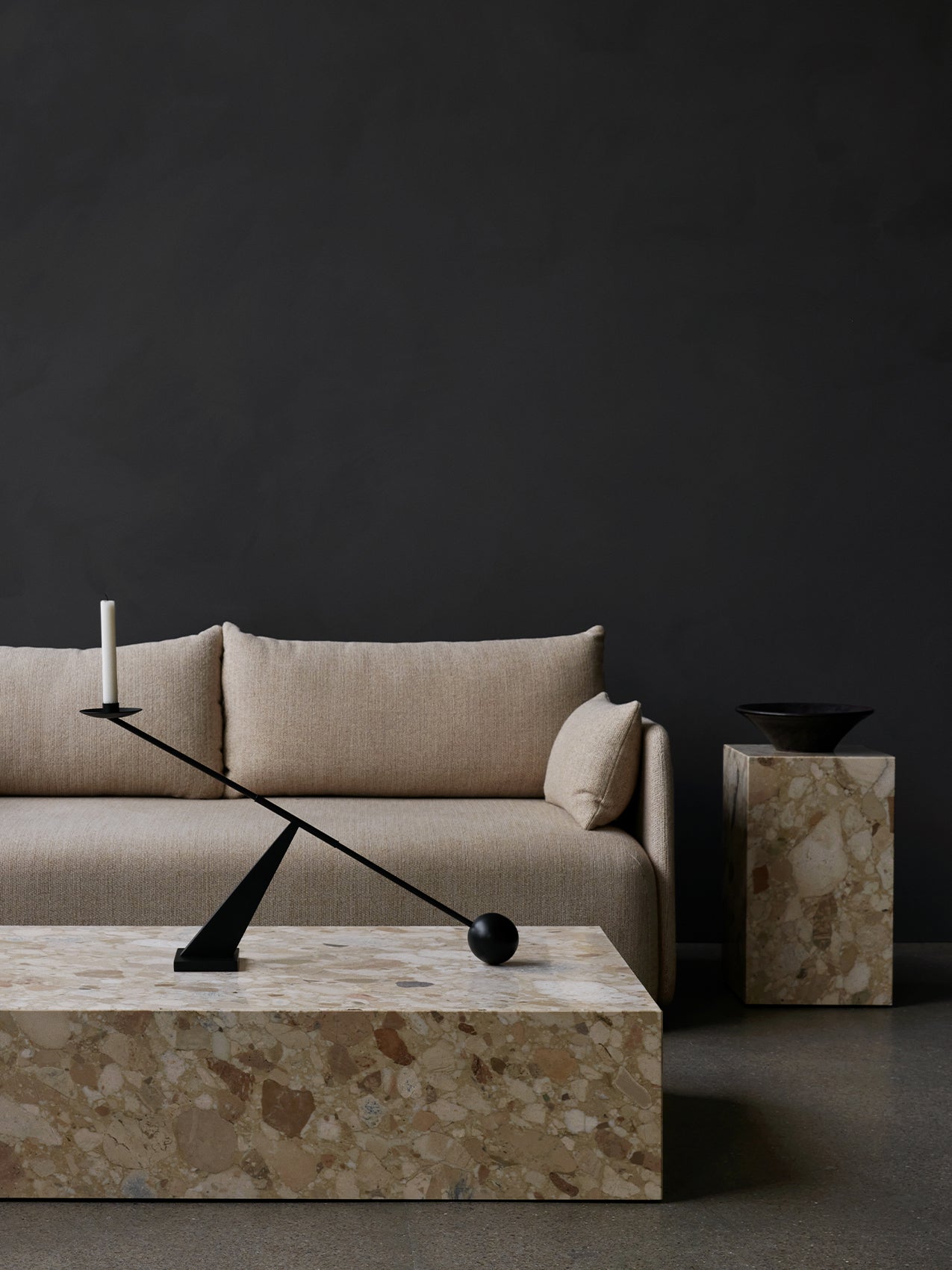 Table d'appoint minimaliste en marbre et pierre avec piédestal haut et forme sculpturale pour salon et couloir