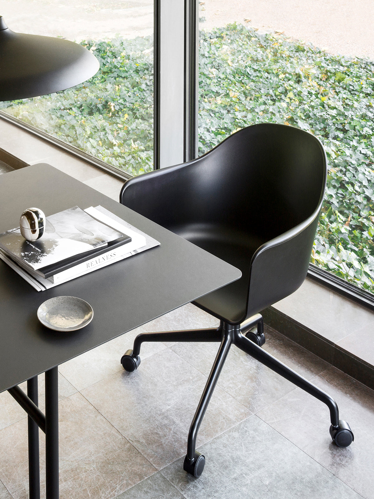 Chaise de salle à manger contemporaine rembourrée, base pivotante noire en étoile avec roulettes pour bureau et salle à manger