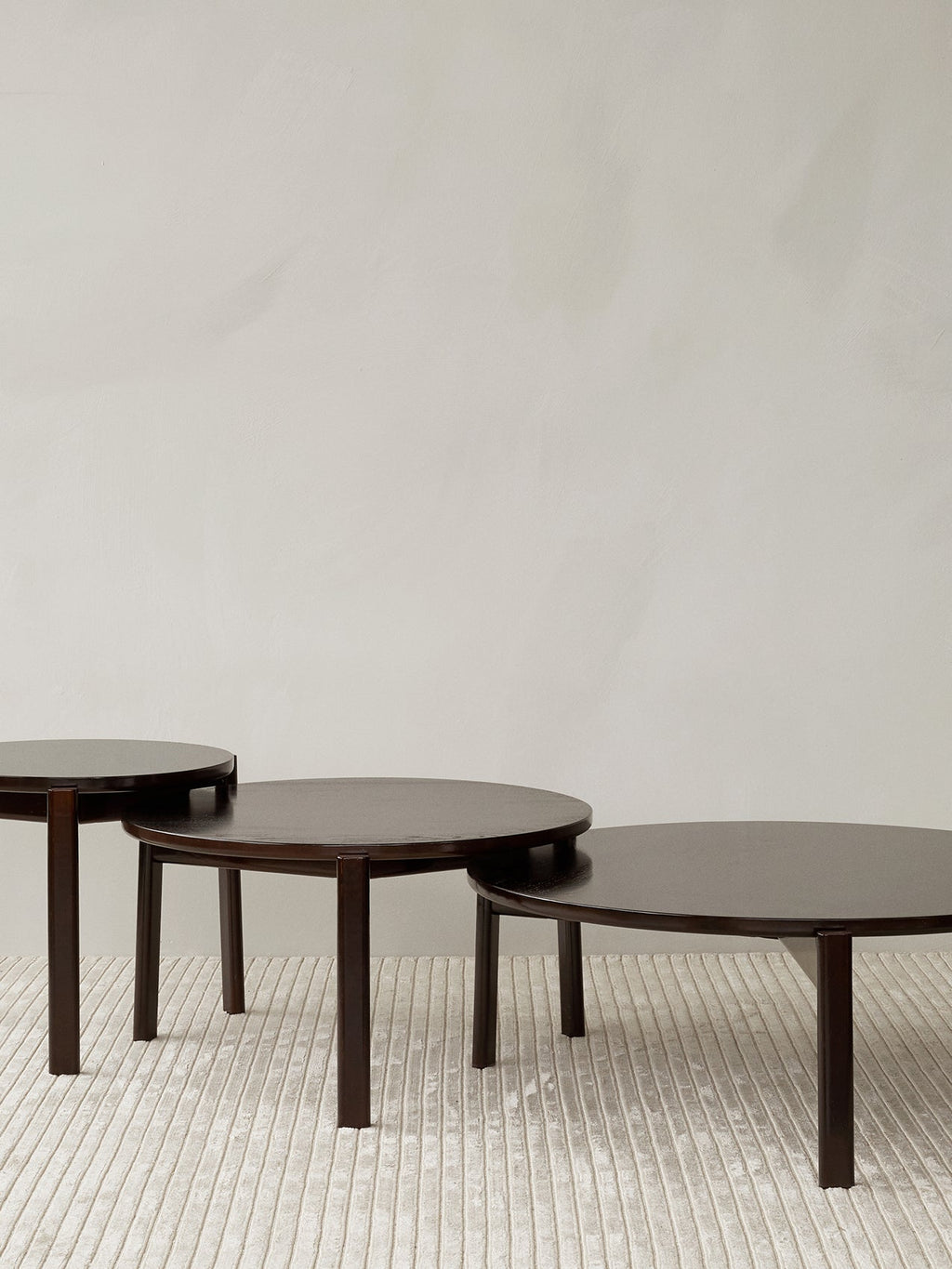 Table basse ronde scandinave en chêne massif et noyer avec assemblage à plat pour salon