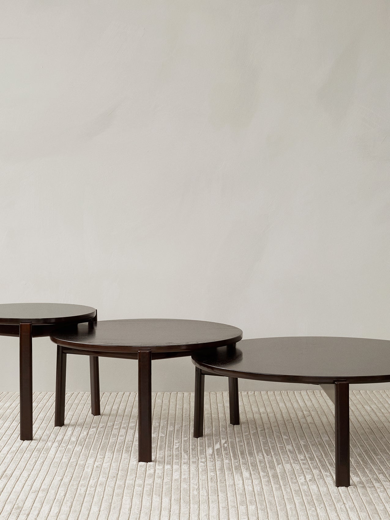 Table basse ronde scandinave en chêne massif et noyer avec assemblage à plat pour salon