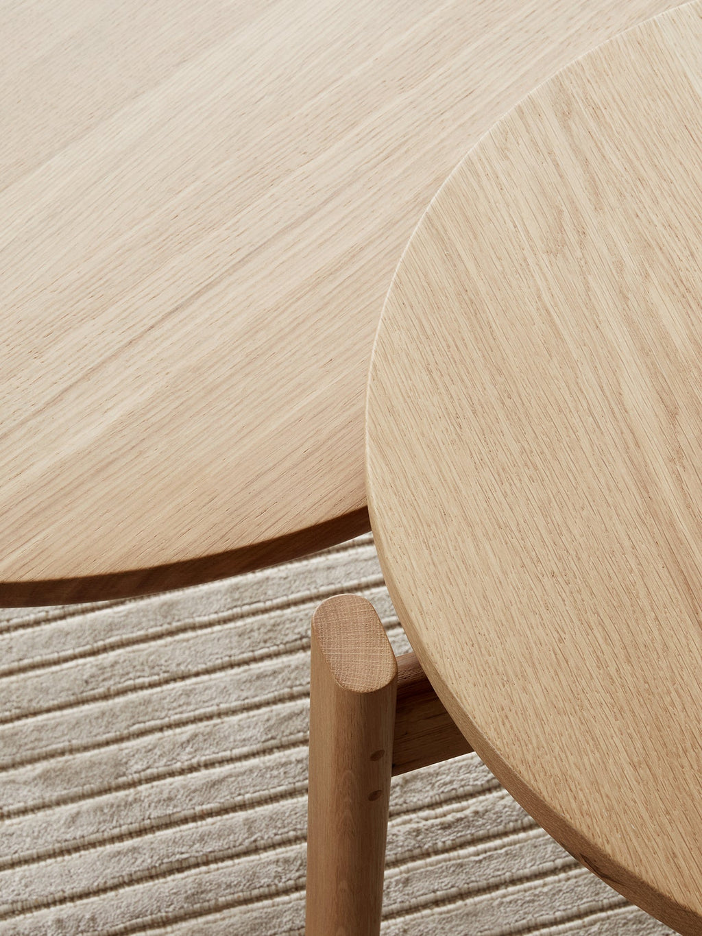 Table basse ronde scandinave en chêne massif et noyer avec assemblage à plat pour salon