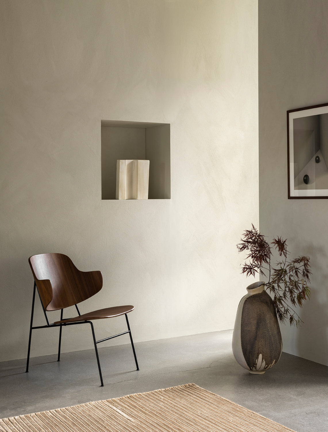 Fauteuil lounge entièrement rembourré avec assise profonde et basse pour salon et couloir