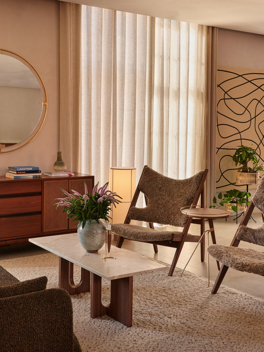 Table d'appoint en noyer et laiton Mid-Century Modern avec piètement trépied pour salon et chambre