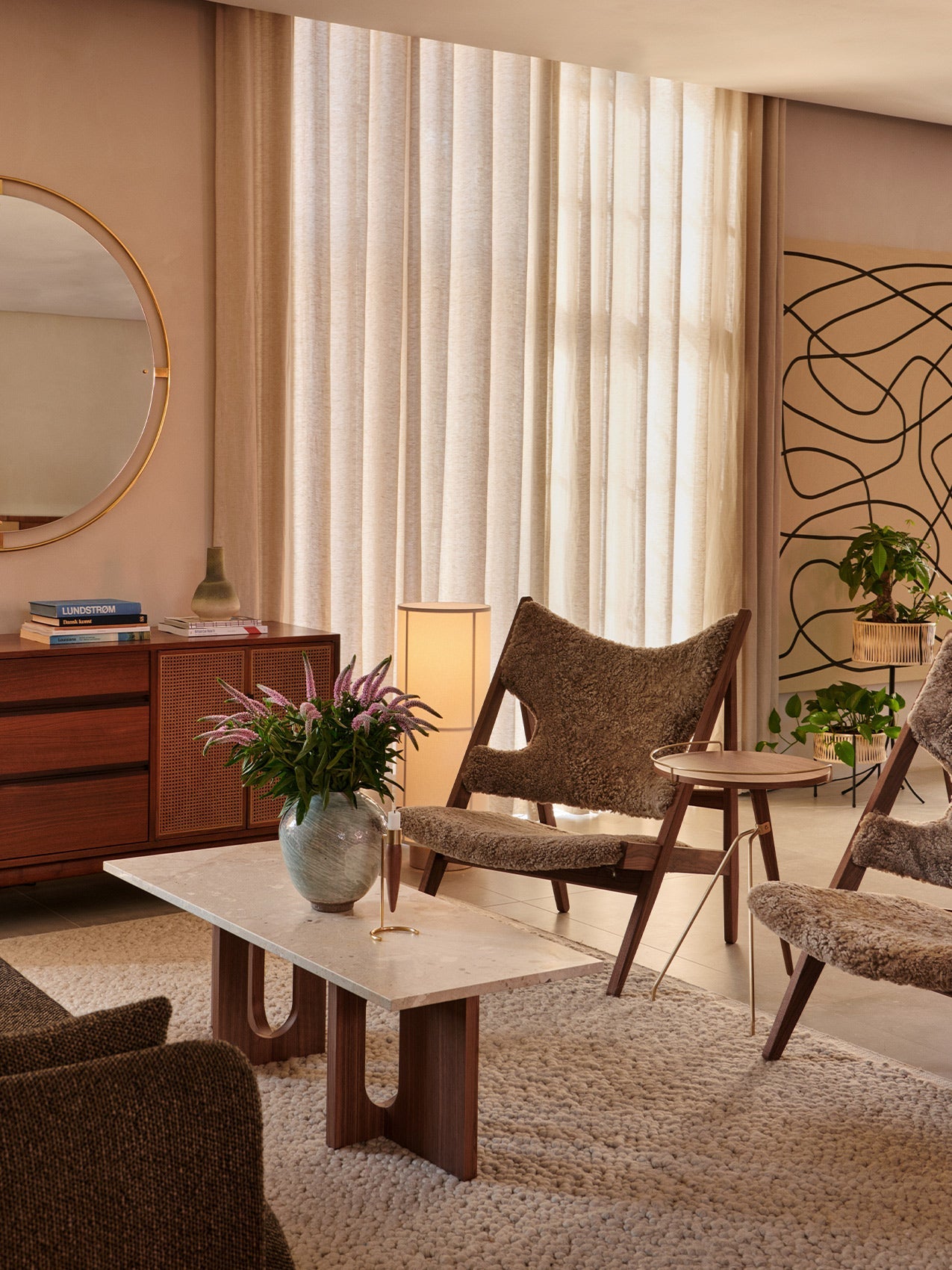 Table d'appoint en noyer et laiton Mid-Century Modern avec piètement trépied pour salon et chambre