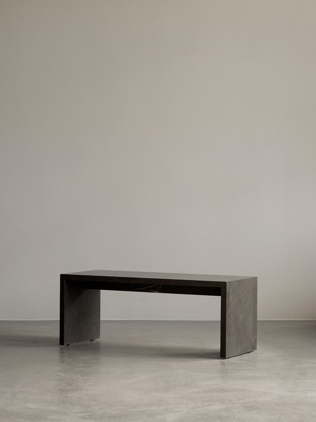 Table basse de salon en marbre et pierre, au design minimaliste avec surface surélevée