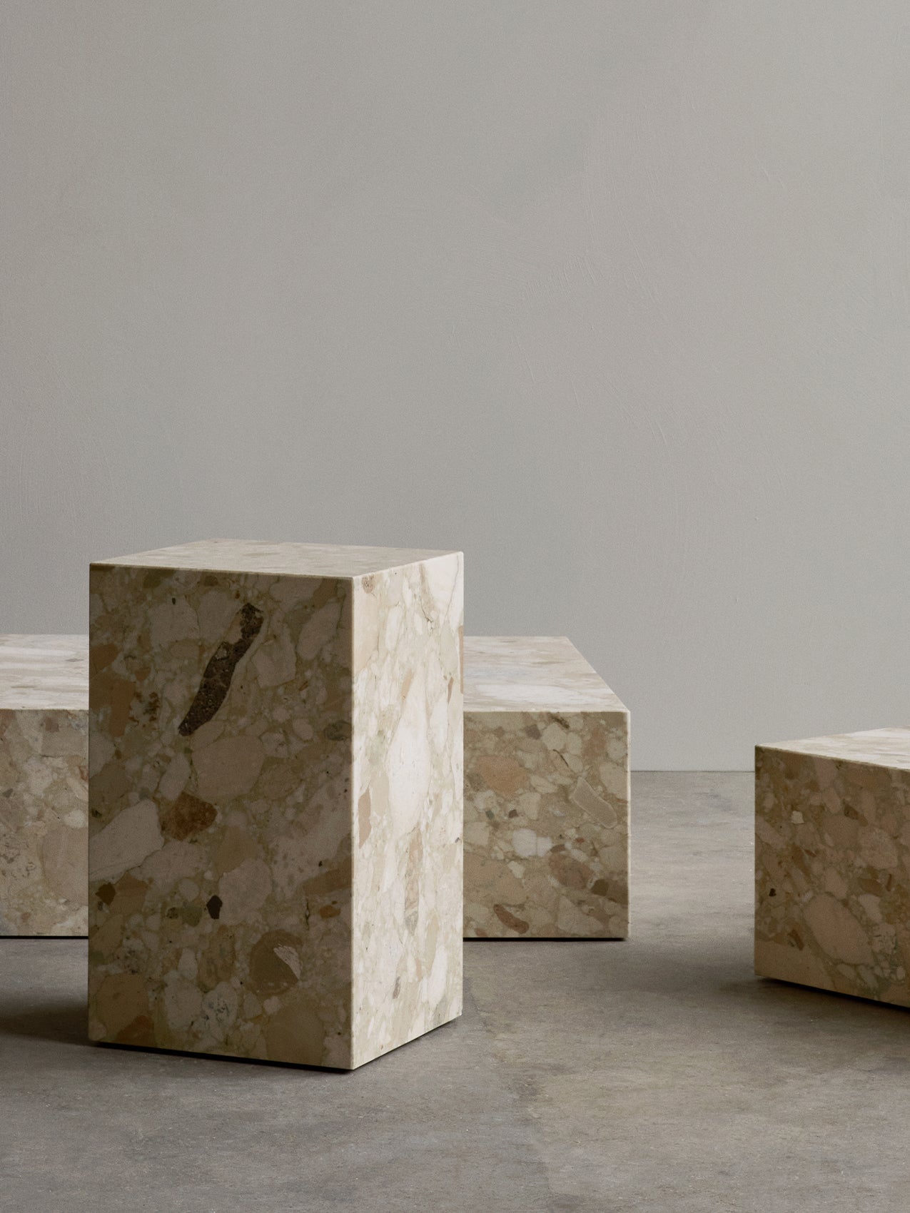 Table basse salon et couloir en marbre et pierre, design minimaliste avec piètement discret