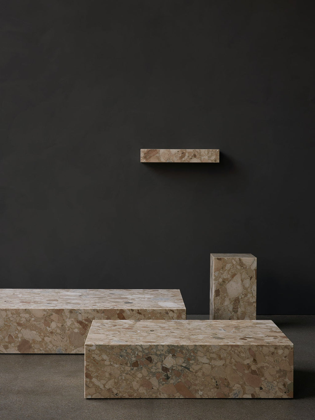 Table basse salon et couloir en marbre et pierre, design minimaliste avec piètement discret