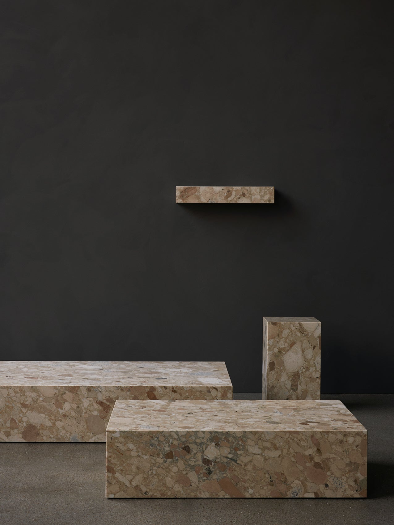 Table basse salon et couloir en marbre et pierre, design minimaliste avec piètement discret