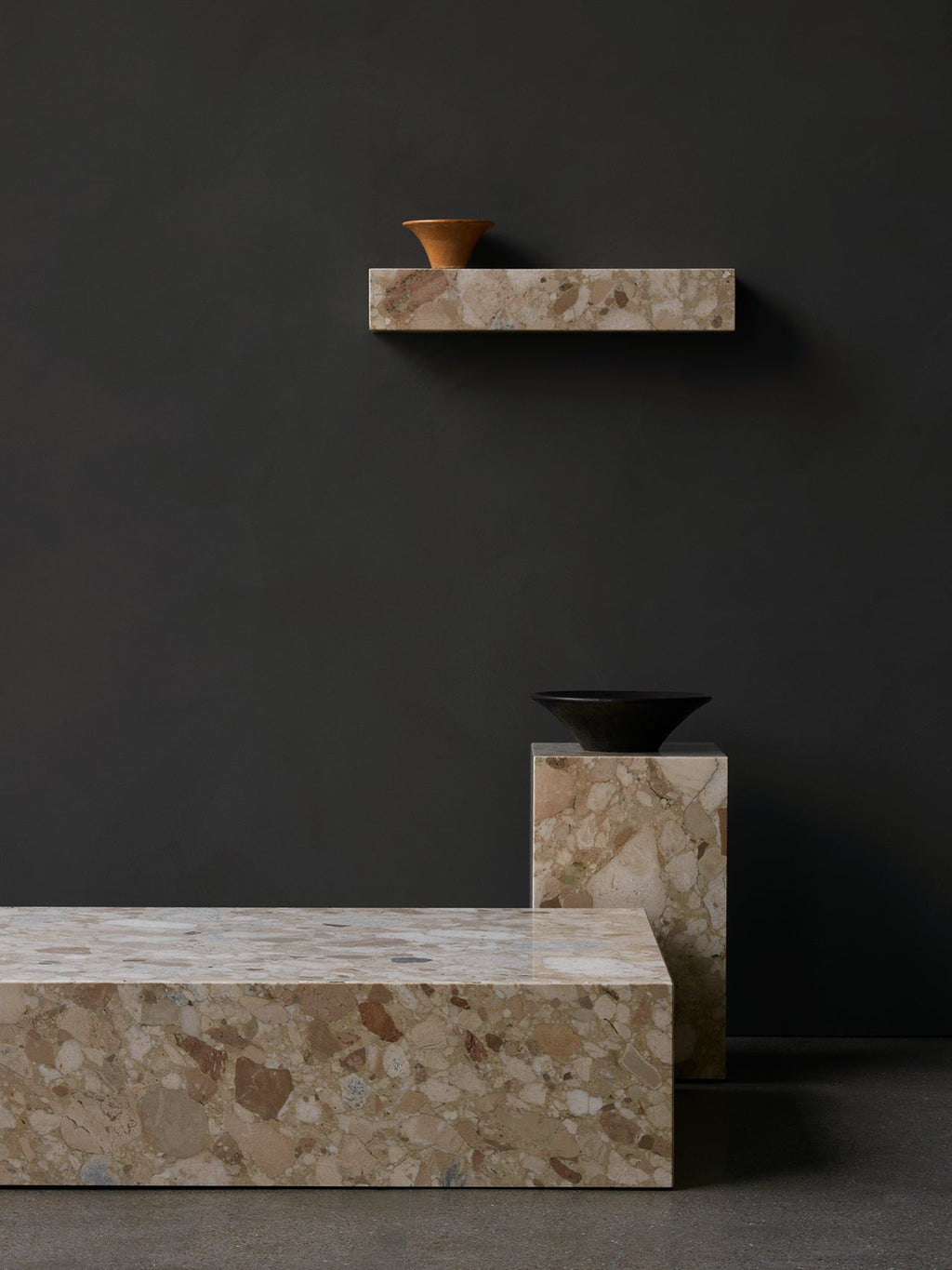 Table d'appoint minimaliste en marbre et pierre avec piédestal haut et forme sculpturale pour salon et couloir