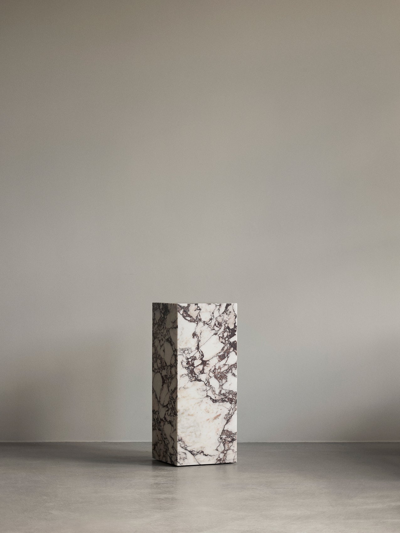 Piédestal minimaliste en marbre et pierre avec une forme sculpturale élancée pour le salon et le couloir
